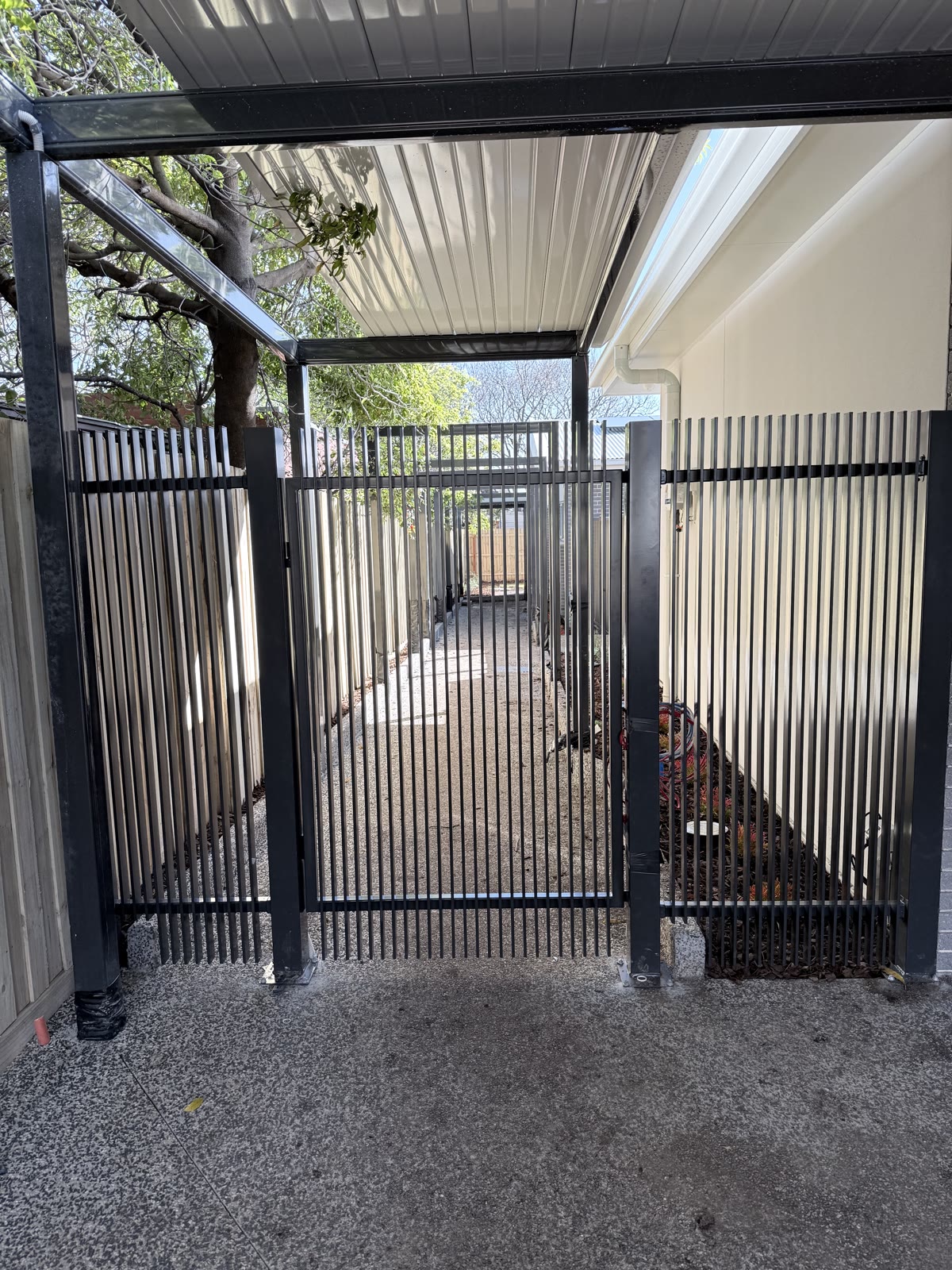 Aluminium gate and secure side access